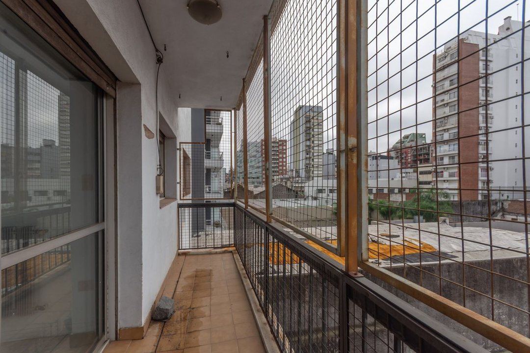 VENTA DEPTO 4 AMBIENTES CON COCHERA FIJA BALCÓN