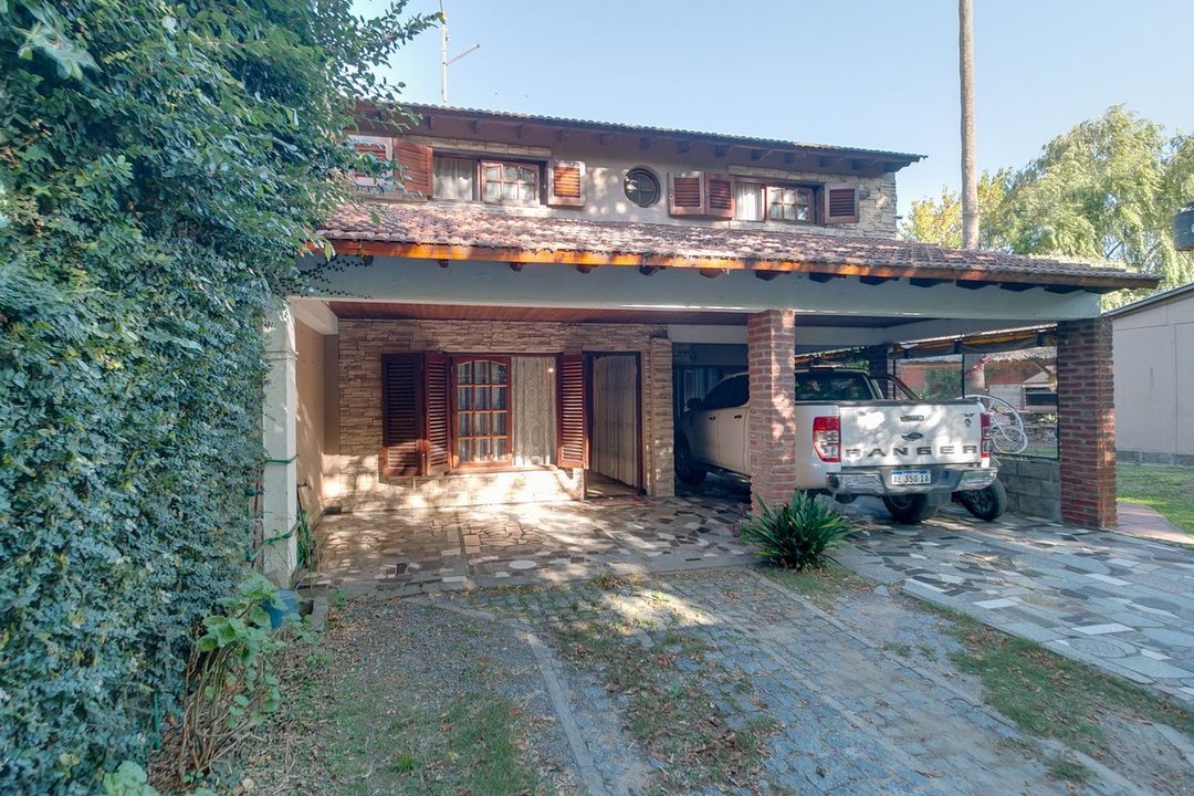 CASA EN VENTA LA PLATA 3 DORMITORIOS COCHERA