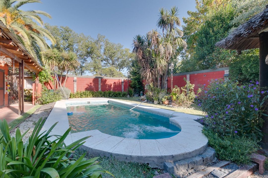 CASA EN VENTA LA PLATA 2 DORMITORIOS PILETA