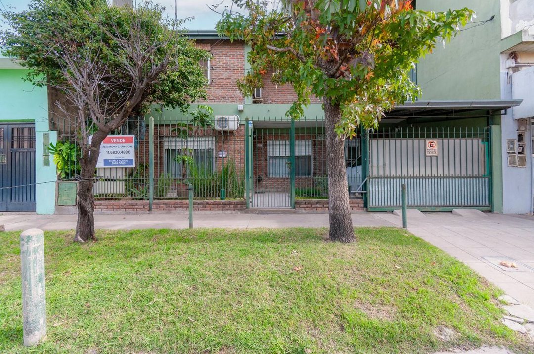 VENTA CASA DOS PLANTAS CON PARQUE MONTE GRANDE