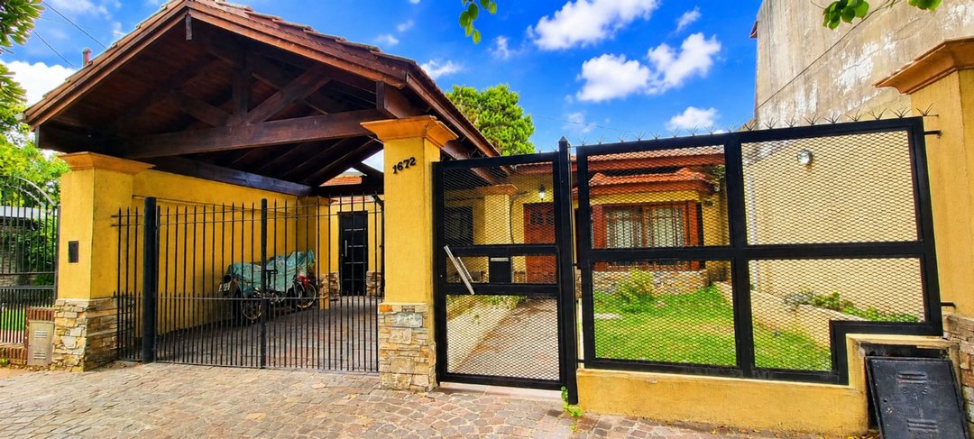 CASA 3 AMB VENTA BANFIELD CON FONDO GARAGE QUINCHO