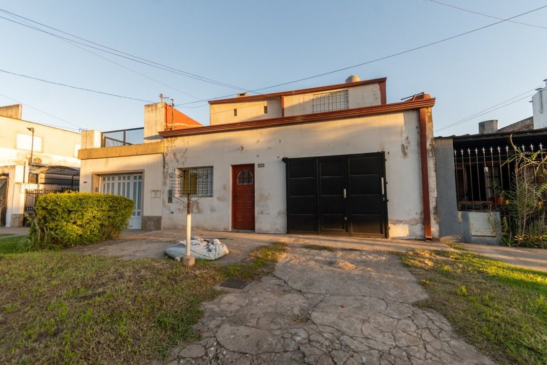 Casa de tres Dormitorios y Cochera en zona norte