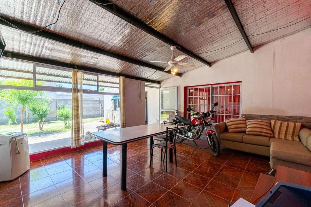 CASA EN VENTA ALVAREZ CON DOS LOCALES