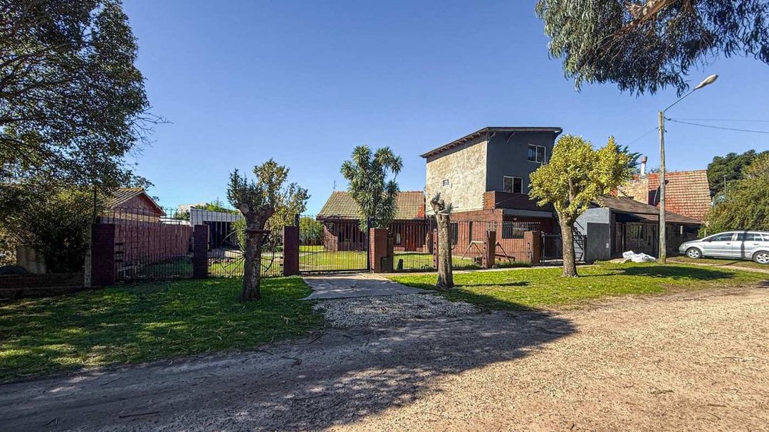 VENTA CASA 5 AMBIENTES COCHERA Y PARQUE + DEPTO