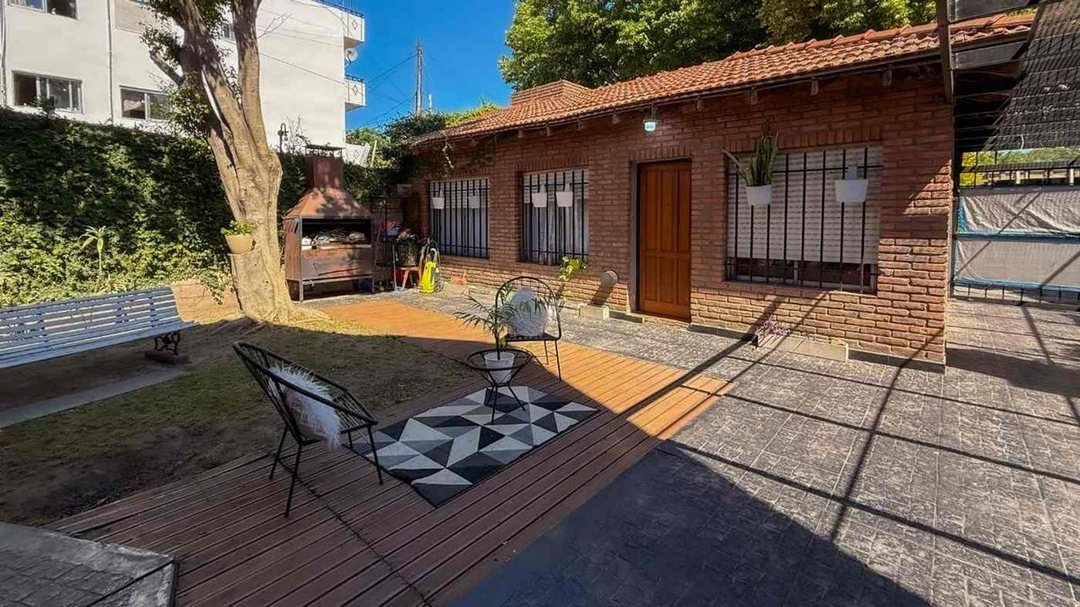 VENTA CASA FLORENCIO VARELA CENTRO con JARDIN