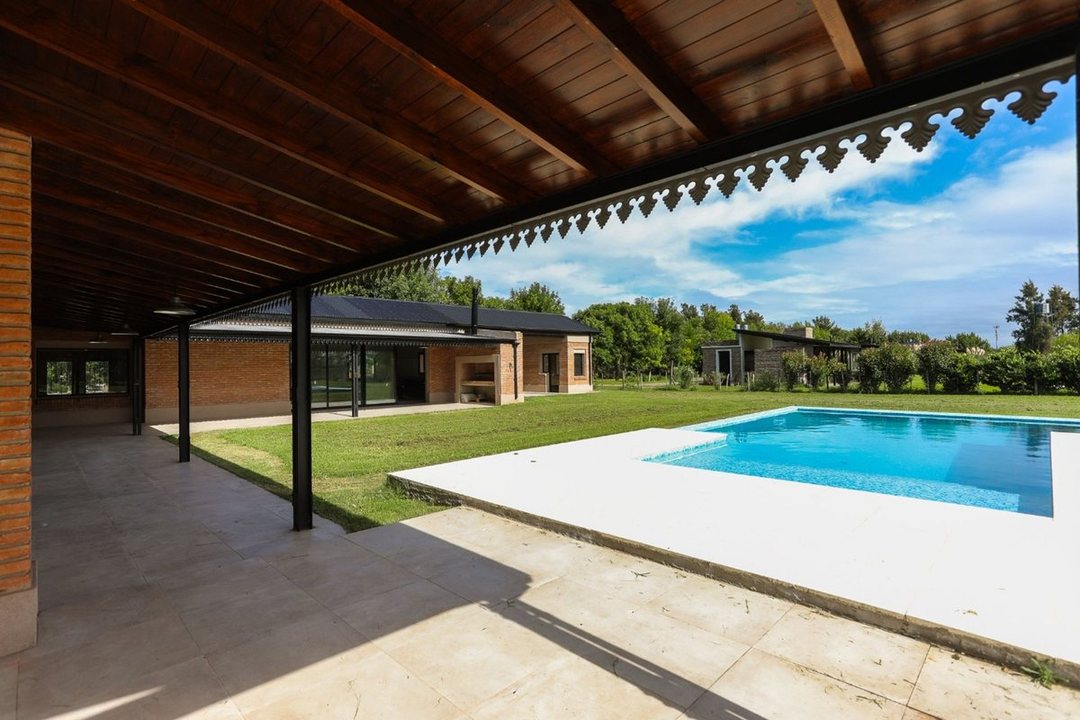 CASA ESTRENAR SANTA CATALINA LUJAN PERMUTA PILETA