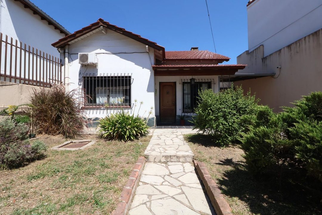 VENTA CASA 5 AMBIENTES GRAN JARDIN COCHERAS MORÓN
