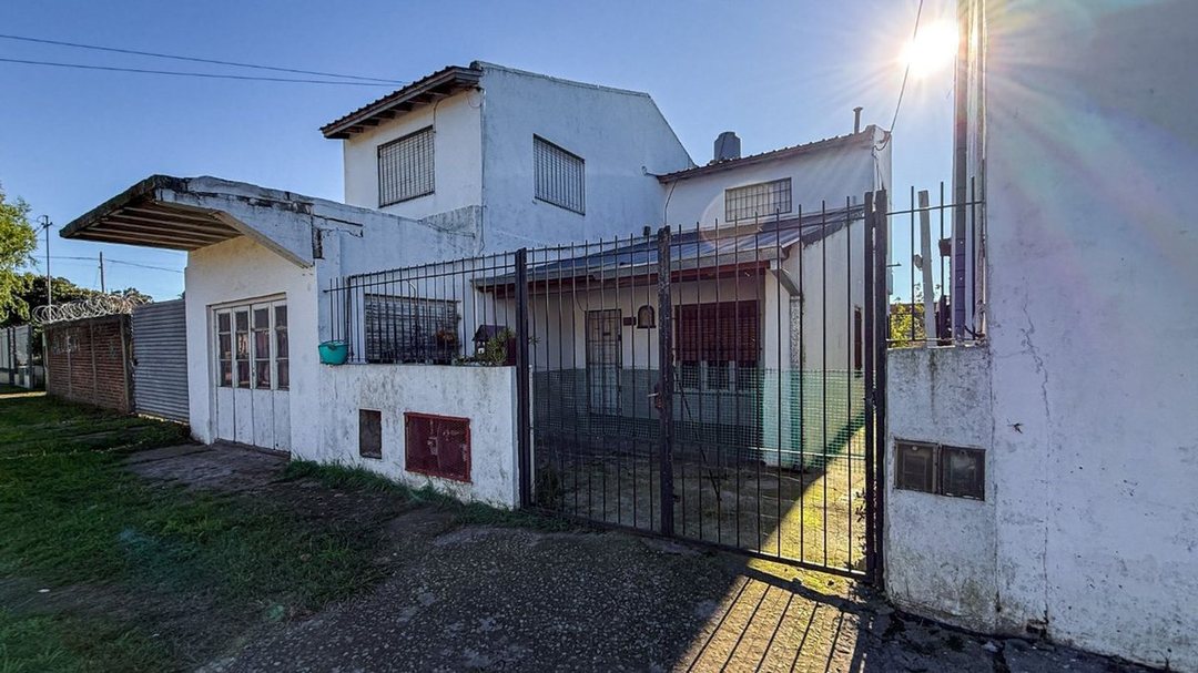 VENTA Casa 2 Amb con garage + Departamento 3 Amb