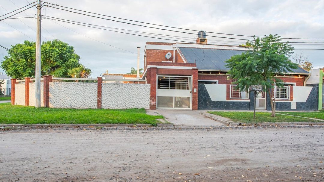 VENTA-PERMUTA-CASA 3 DORM-COCHERA-JARDIN-PILETA