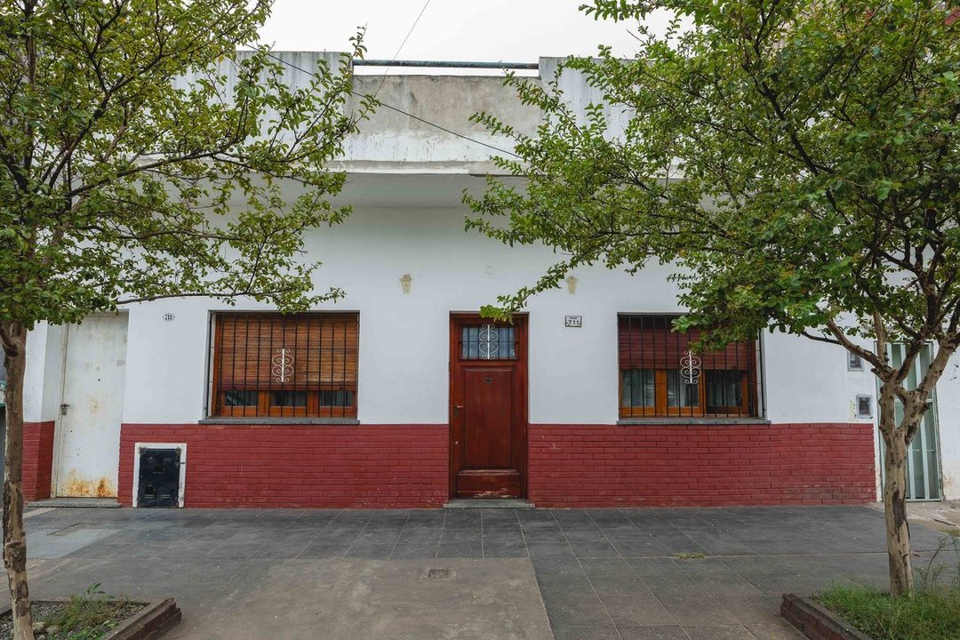 VENTA CASA 3 AMBIENTES EN CIUDADELA CON JARDIN