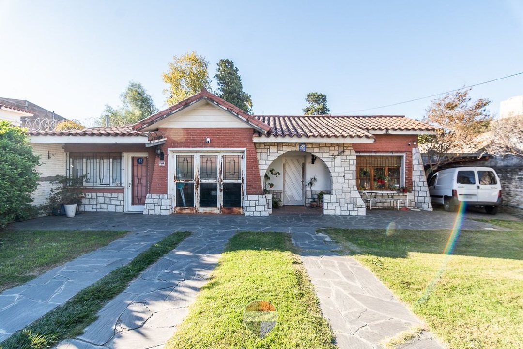 VENTA CASA  3 DORMITORIOS AV. SANTA ANA CORDOBA