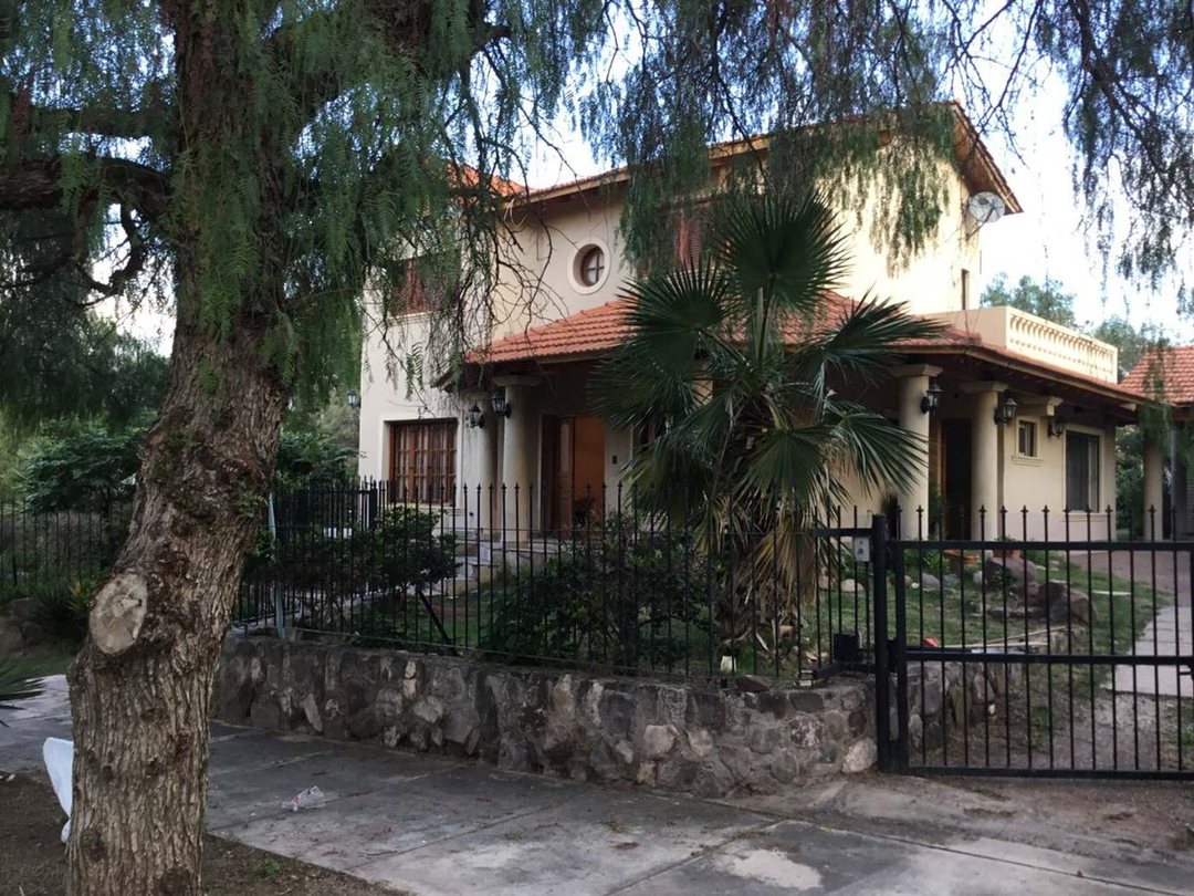 VENTA CASA RESIDENCIAL 3 DORMITORIOS Y PISCINA MZA
