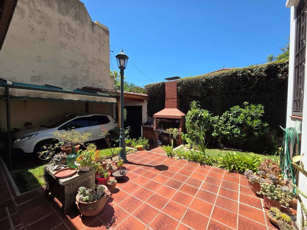 VENTA CASA 3 AMBIENTES C JARDIN Y COCHERA QUILMES