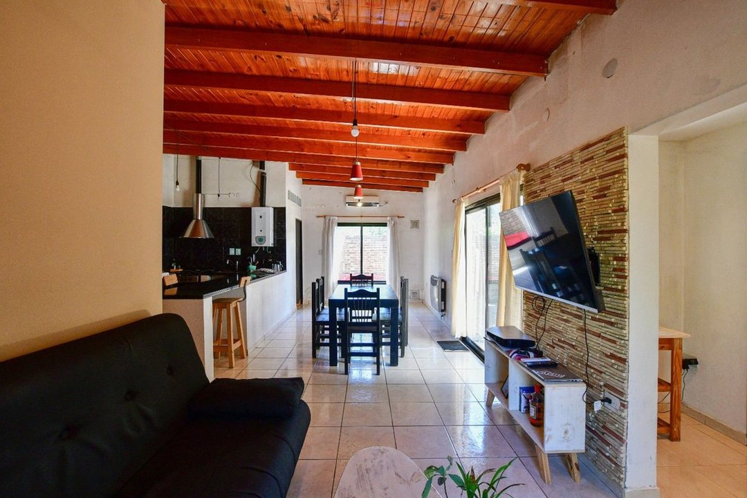 CASA EN VENTA EN BERISSO 3 DORMITORIOS LOTE 10X40