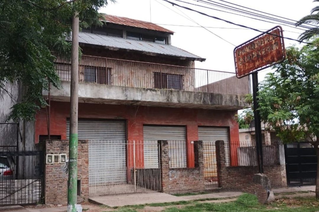 CASA EN DOS PLANTAS CON COCHERA Y LOCAL COMERCIAL