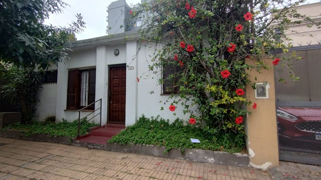 Venta casa 3 ambientes con jardín en Bernal