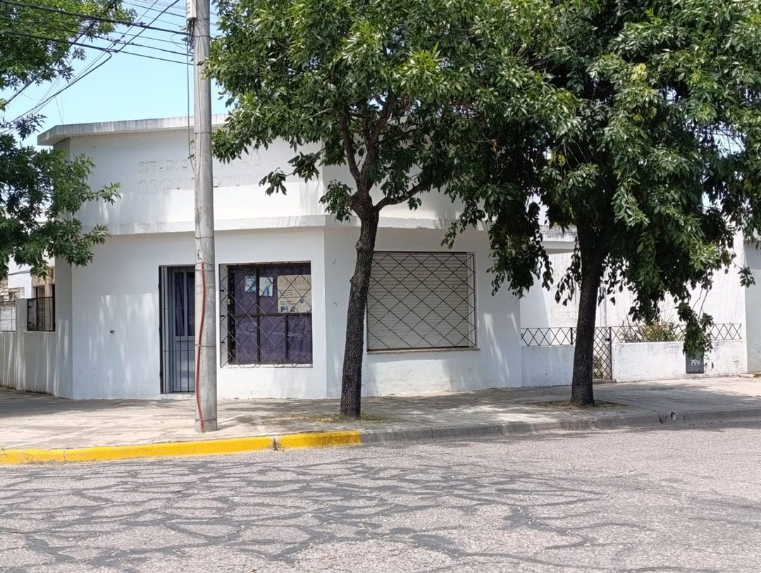 CASA EN VENTA EN TRENQUE LAUQUEN CON LOCAL