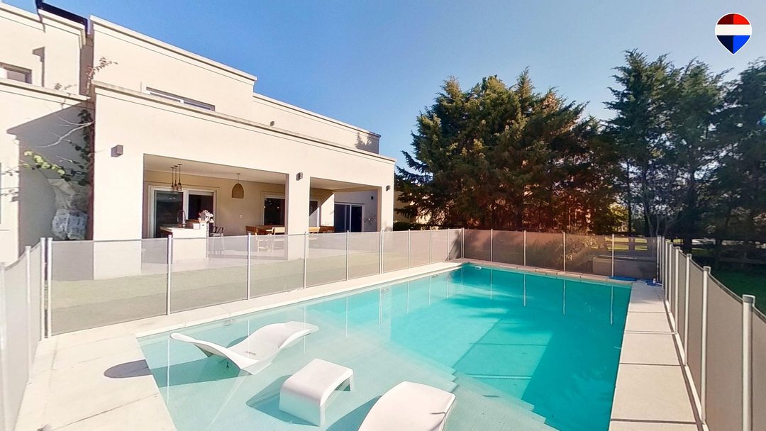 VENTA CASA 5 AMBIENTES LUJAN CON PILETA