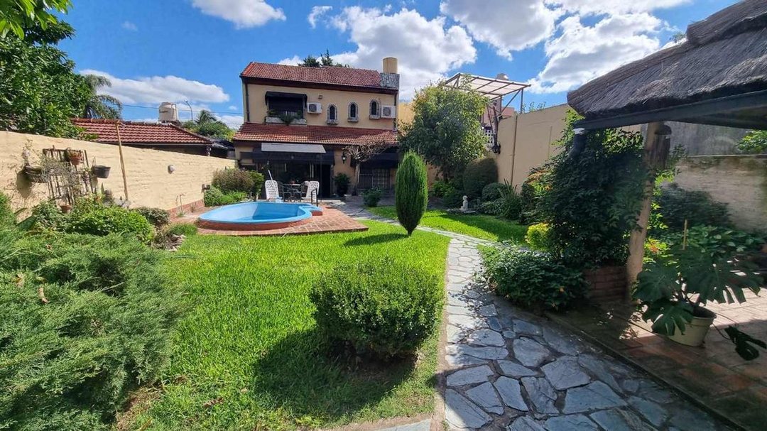 CASA EN VENTA MARTIN CORONADO GRAN JARDIN Y PILETA