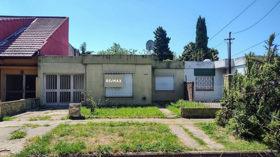 VENTA - CASA 4 AMBIENTES CON JARDÍN - CAMPANA