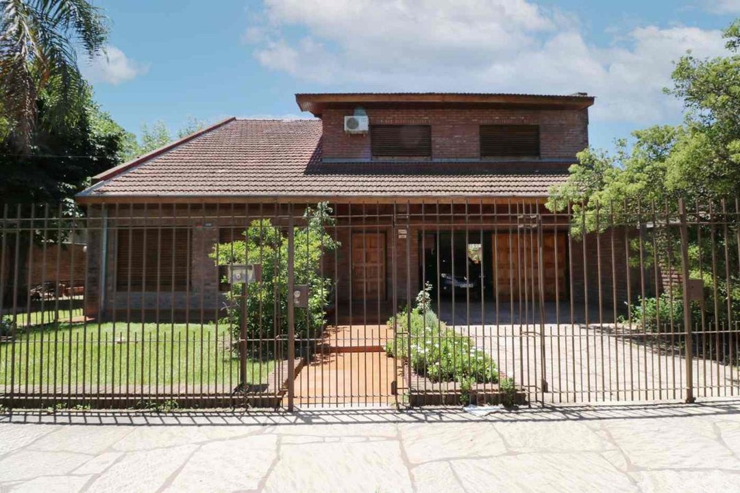 Casa 6 am 2 coch + depto pileta venta Hurlingham