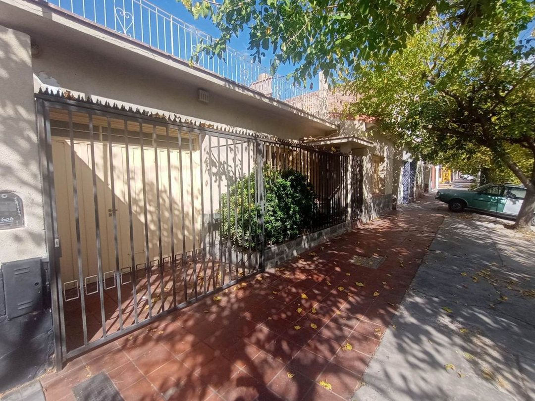 Vende casa calle Cobos Dorrego 3 hab cochera patio