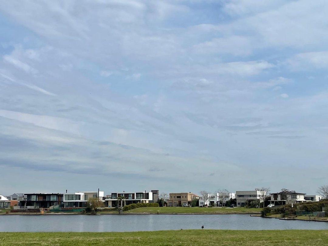 VENTA.LOTE, AL AGUA  . BARRIO VISTAS . PUERTOS .