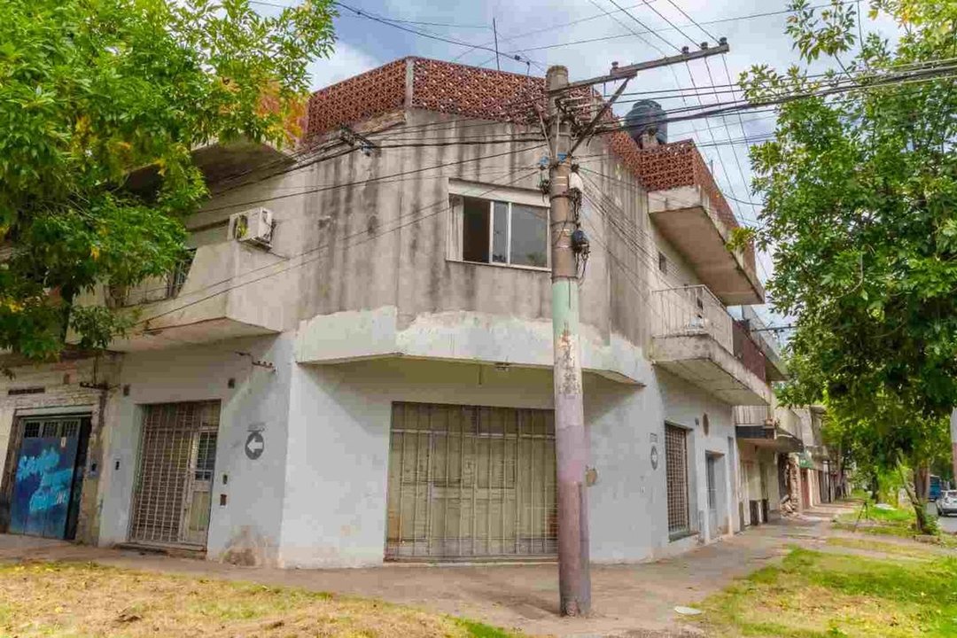 VENTA CASA + 2 LOCALES EN PB - OPORTUNIDAD