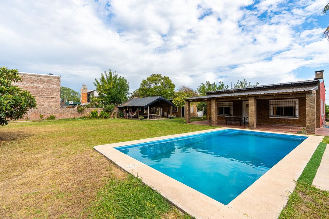 CASA EN VENTA CON PISCINA APTA CREDITO ALVEAR