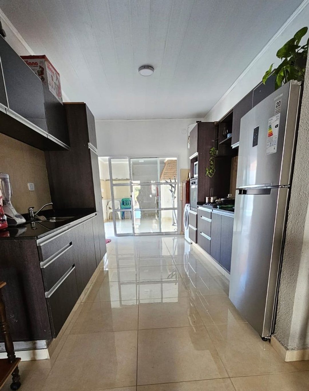 En VENTA Complejo de 3 deptos y 1 local comercial.