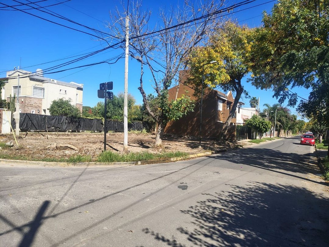 LOTE EN VENTA EN GONNET LA PLATA SOBRE AVENIDA