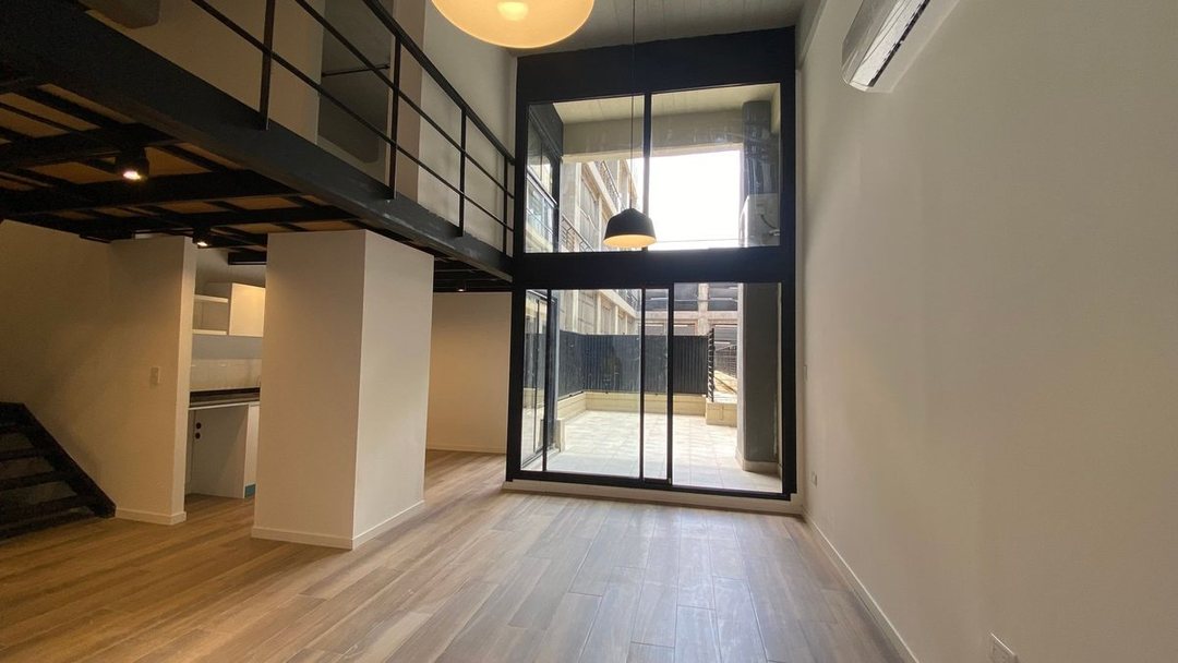 Departamento duplex en venta en La Boca con patio