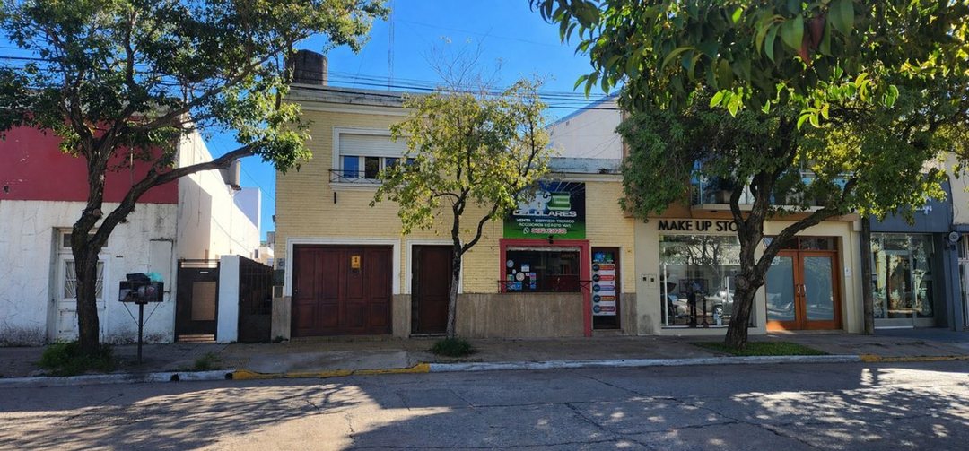 Se vende casa con Dpto y local en Reconquista