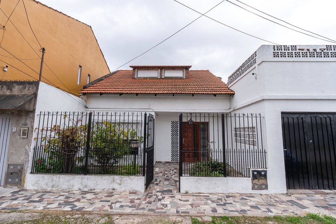 VENTA CASA 4 AMB C/COCHERA Y JARDIN - WILDE