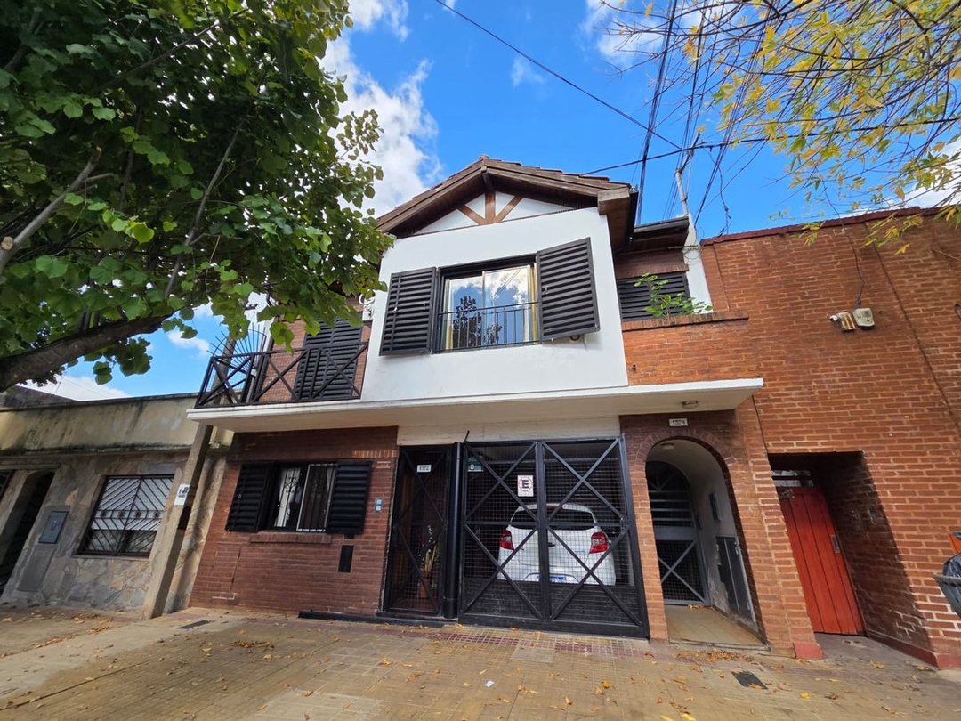 CASA DE 3 DORMITORIOS CON PATIO Y COCHERA