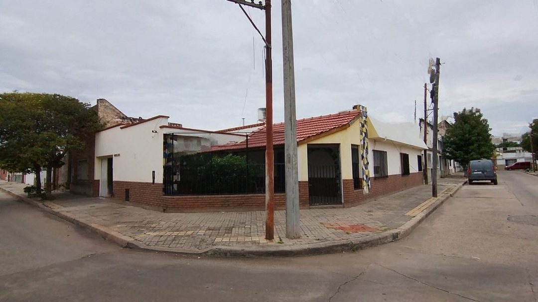 VENTA CASA 3 DORMIS Y COCHERA EN BARRIO INDUSTRIAL