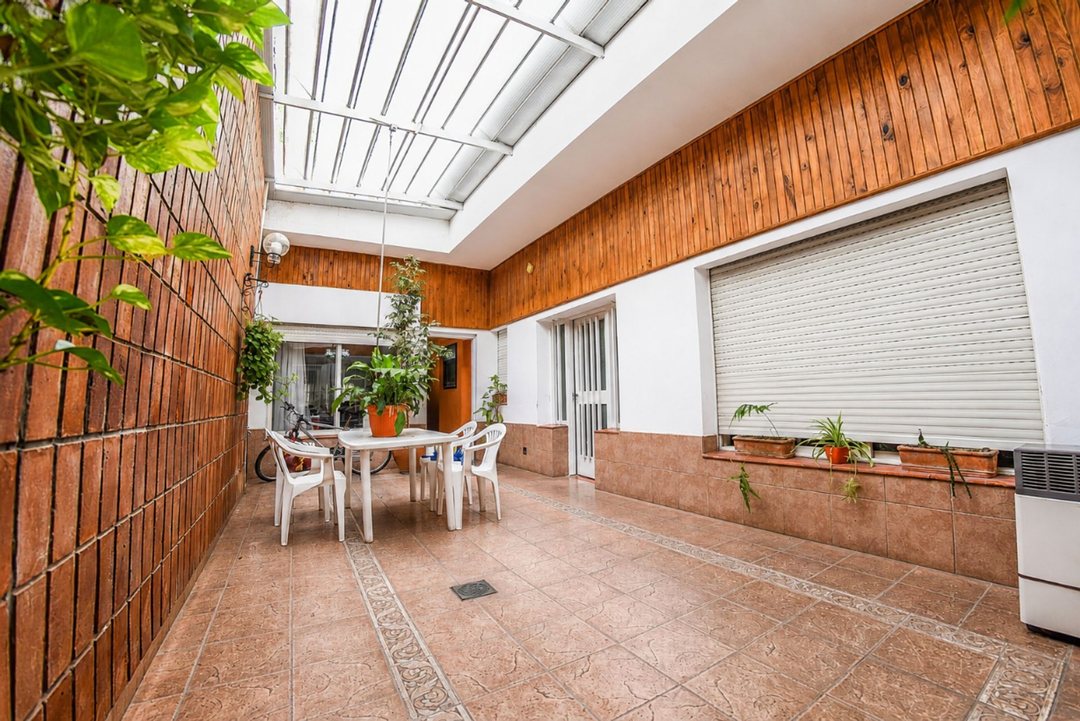 VENTA ! CASA DE 4 DORMITORIOS + PATIO + COCHERA !!