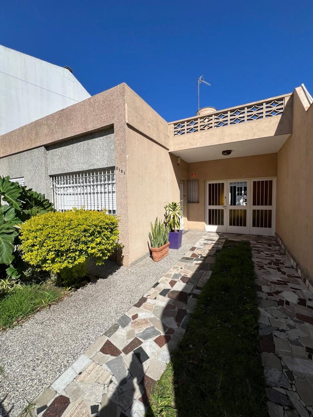 VENTA CASA DE 3 AMBIENTES LOMAS DEL MIRADOR