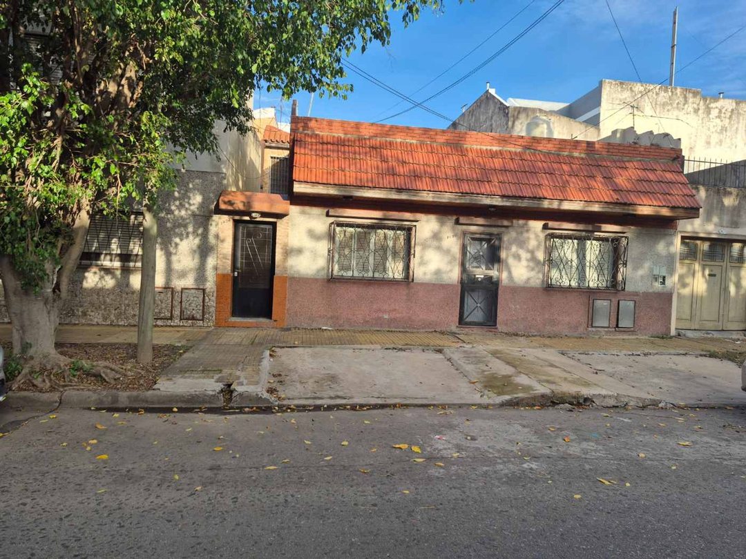 CASA 3 AMB. EN LOTE PROPIO C/ TERRAZA LANUS OESTE.