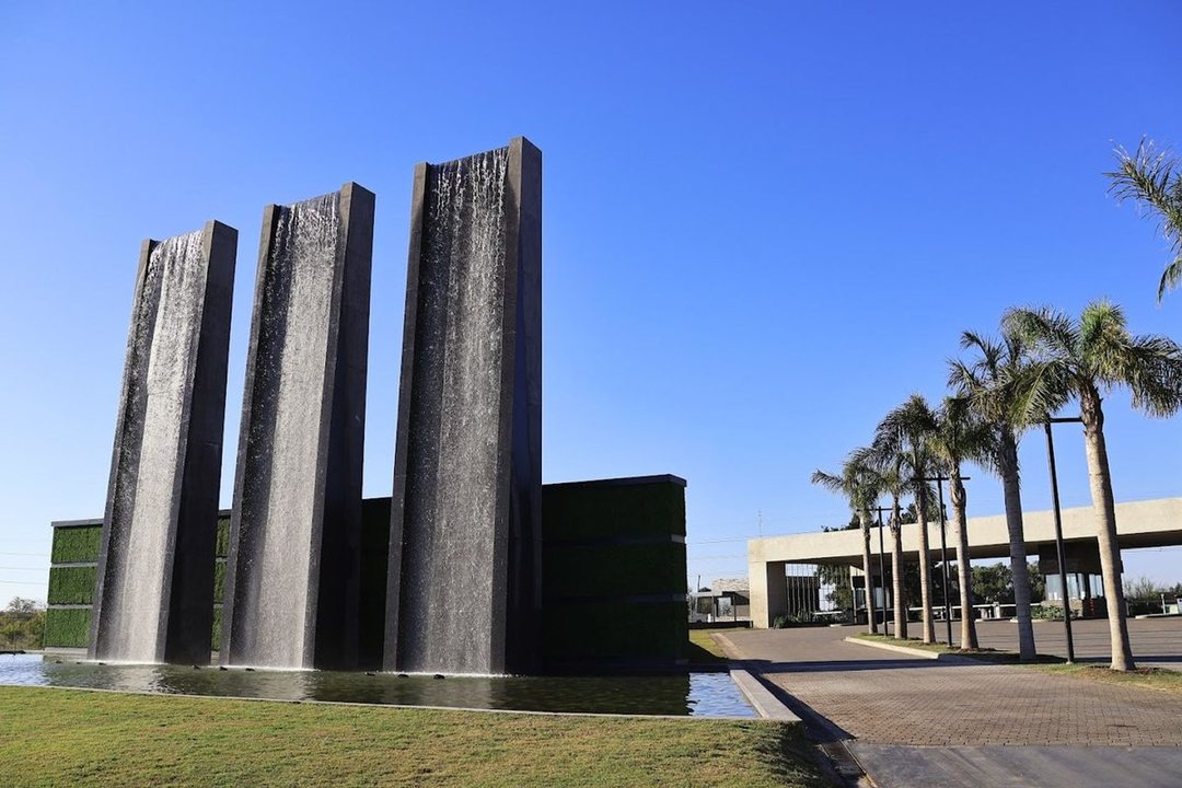 Lote en venta al AGUA en Puerto Nizuc sector KIN