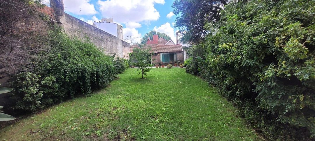 Venta casa con jardin, Ramos Mejia