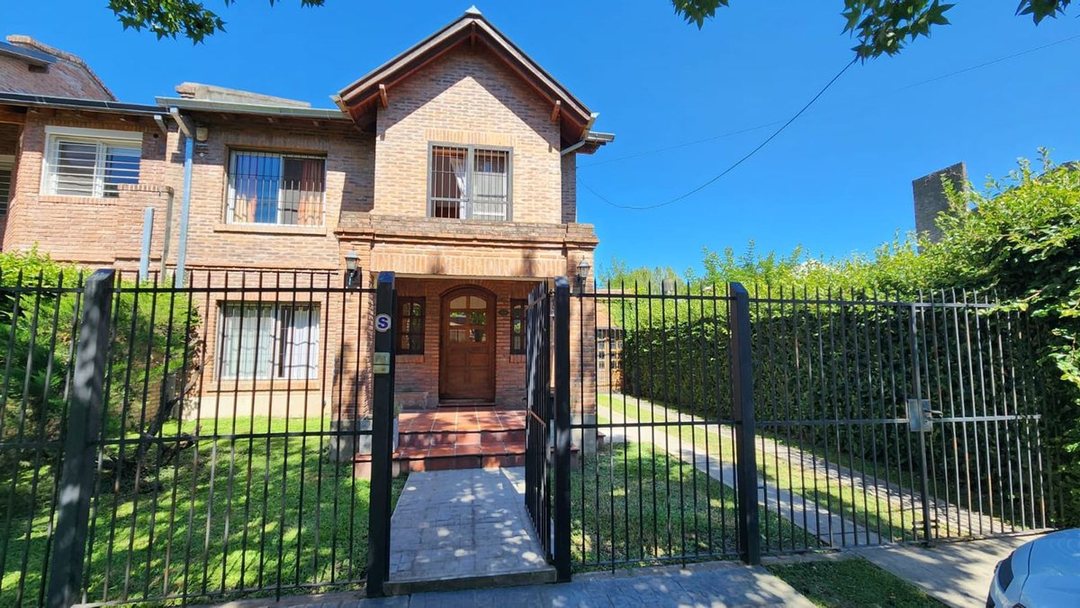 Venta Casa 4 dormitorios, jardín cochera Fisherton