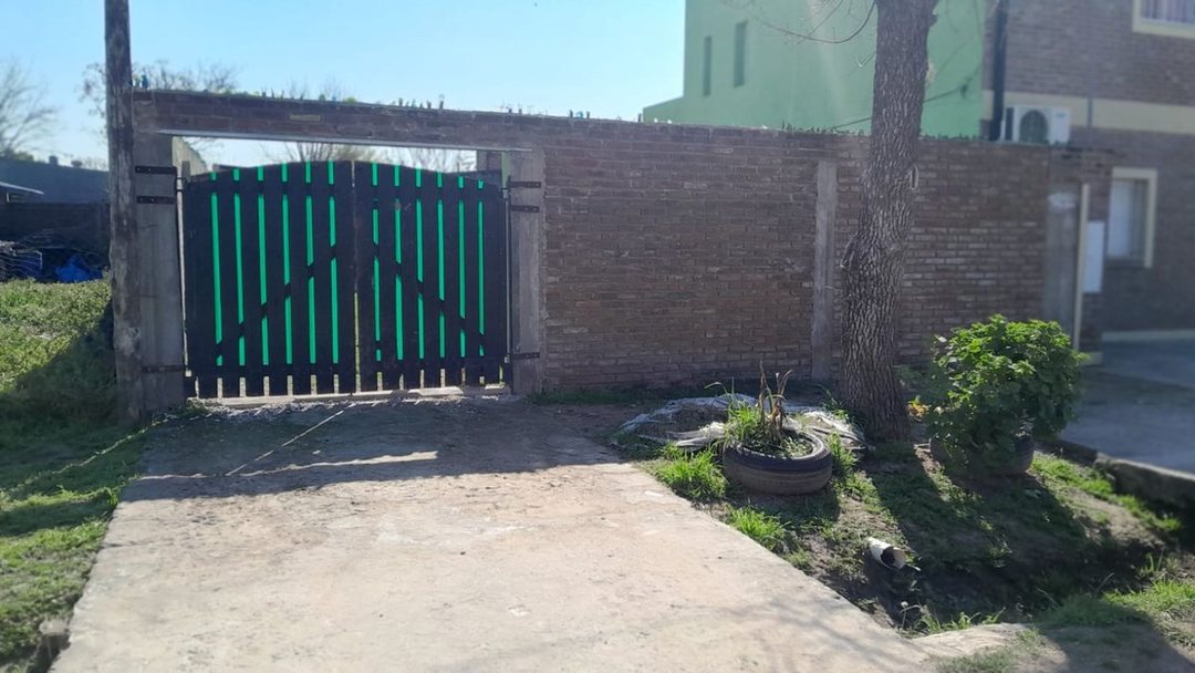 Terreno con pileta en venta en Altos del valle.-