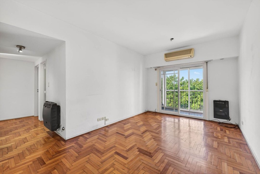 EN VENTA Departamento 4amb con balcón Refaccionado