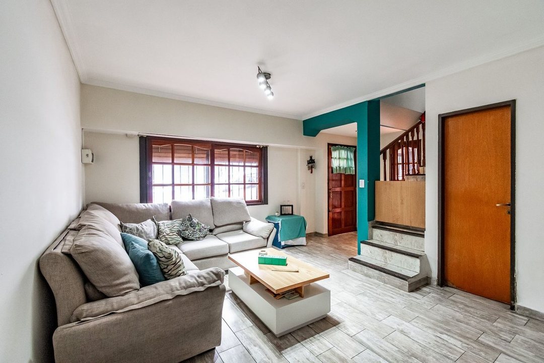 VENTA CASA 6 AMB LINIERS C/GARAGE Y PATIO