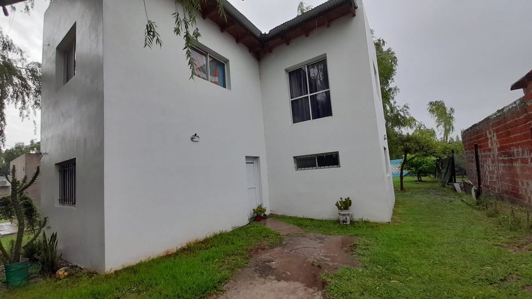 VENTA CASA/ DUPLEX 2 DORMITORIOS / PATIO- ROLDÁN