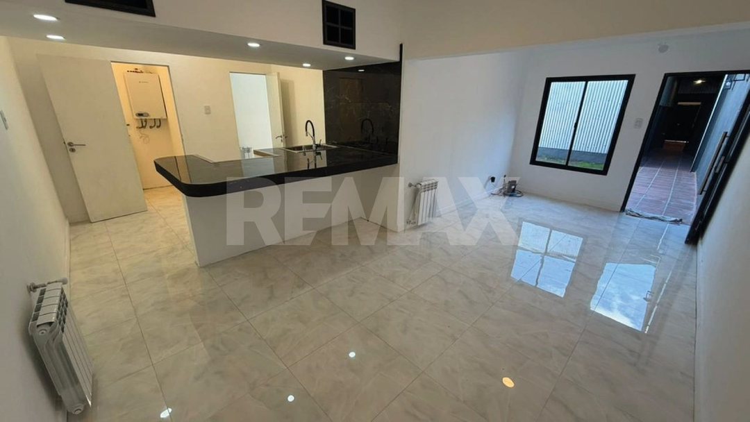 Se vende Dpto. refaccionado c/cochera + galpón
