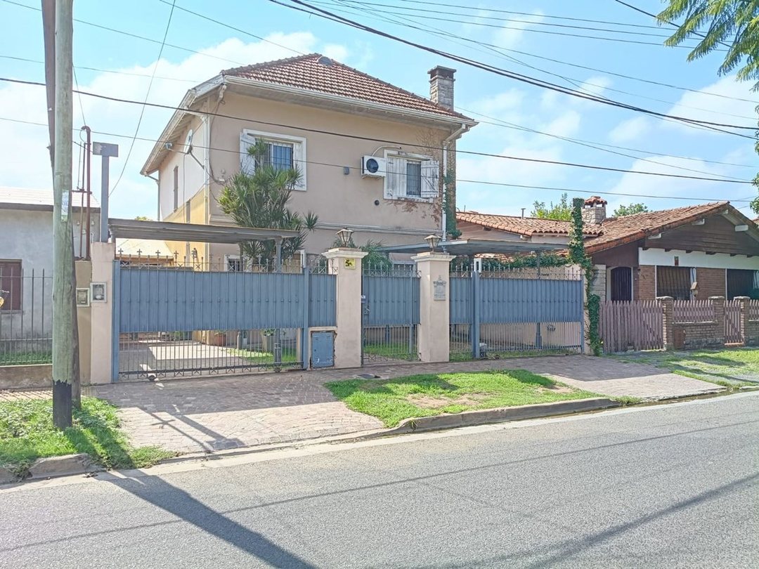 Venta casa 2 plantas 4 amb pileta quincho
