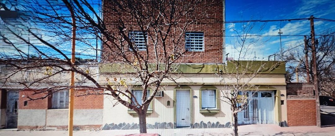 CASA EN VENTA 3 DORMITORIOS EN BARRIO ROCA.