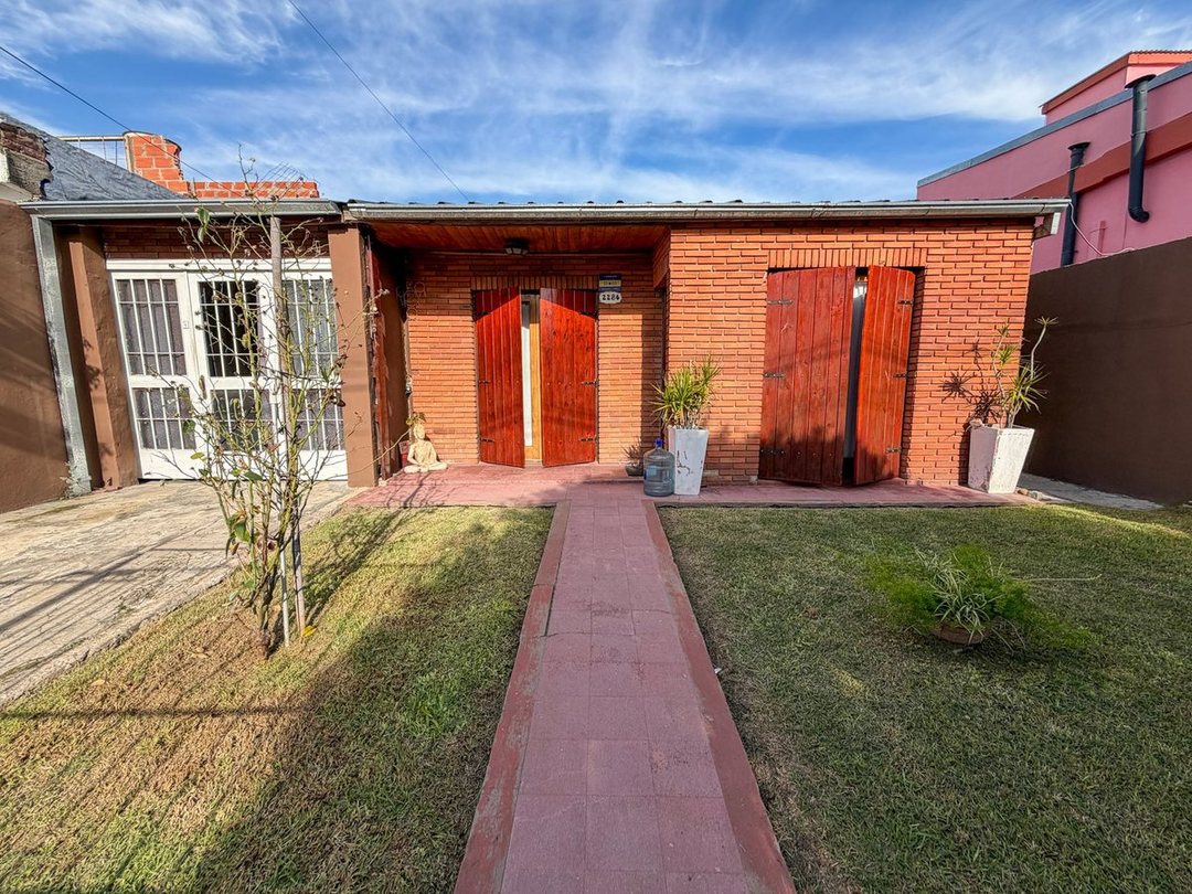 CASA 4 AMBIENTES COCHERA JARDIN PILETA ITUZAINGO